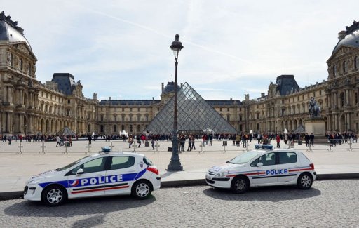 Paris police boost efforts to protect tourists