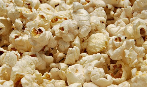Hanoi, HCMC asked to test buttered popcorn for toxin