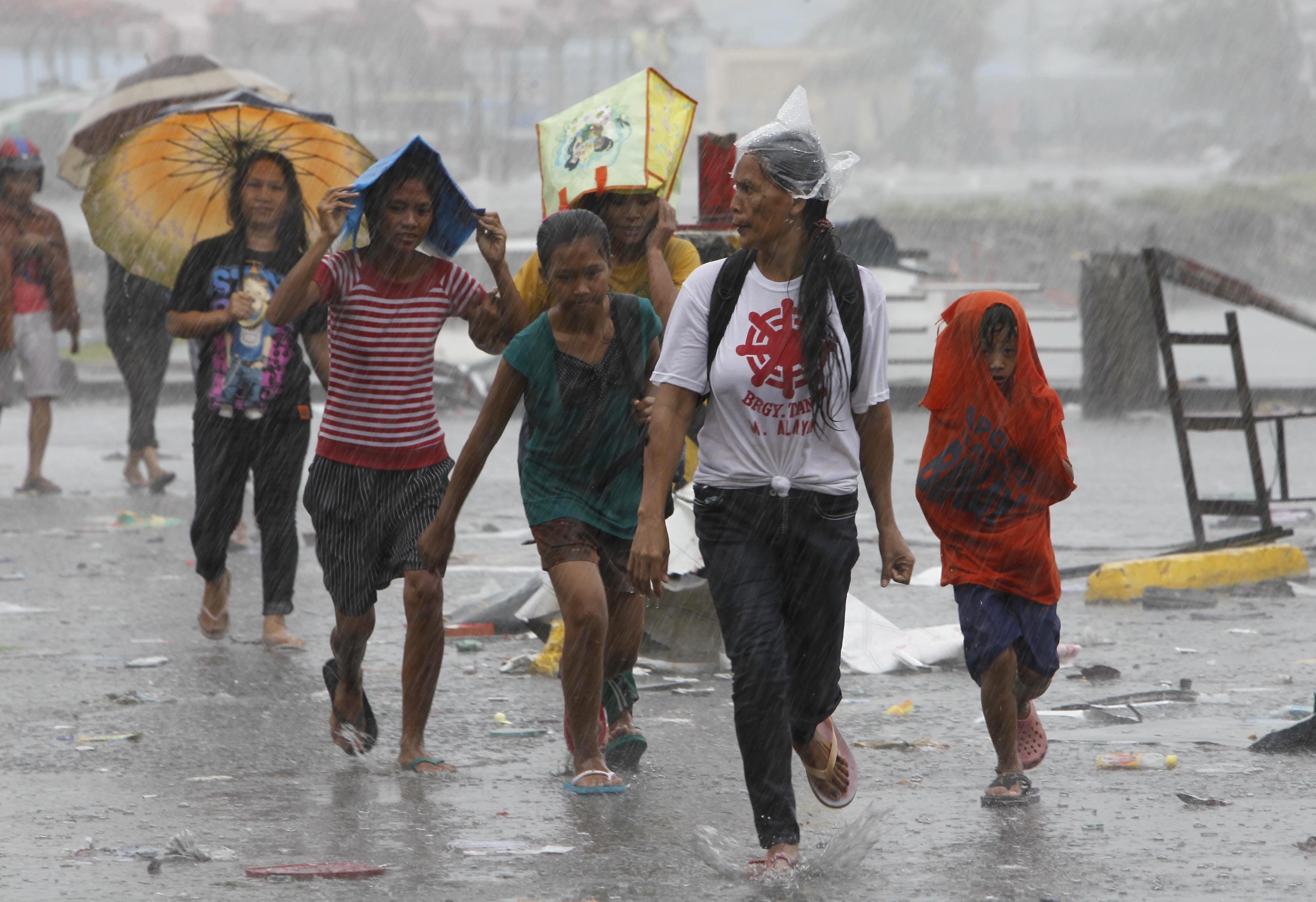 Survivors desperate for aid in typhoon-ravaged Philippines