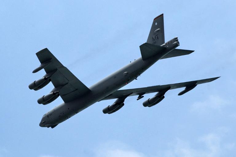 US Flies B-52 Bombers In China's Air Defense Zone | Tuoi Tre News