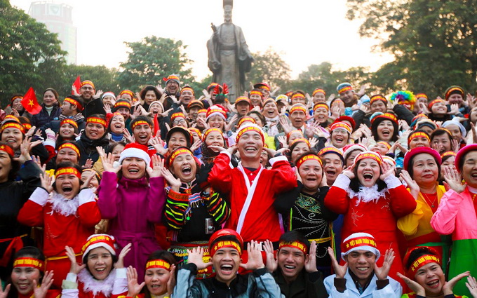 Laughter Yoga brings happiness to Hanoi (photos)