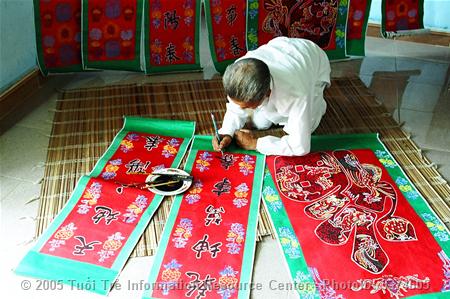 Purchase of Tet folk paintings a refined Vietnamese tradition