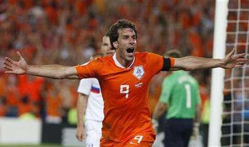 Van Nistelrooy to talk to fans in Vietnam next month