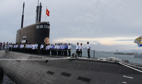 Vietnam officials visit Russian-made sub at Cam Ranh base | Tuoi Tre News