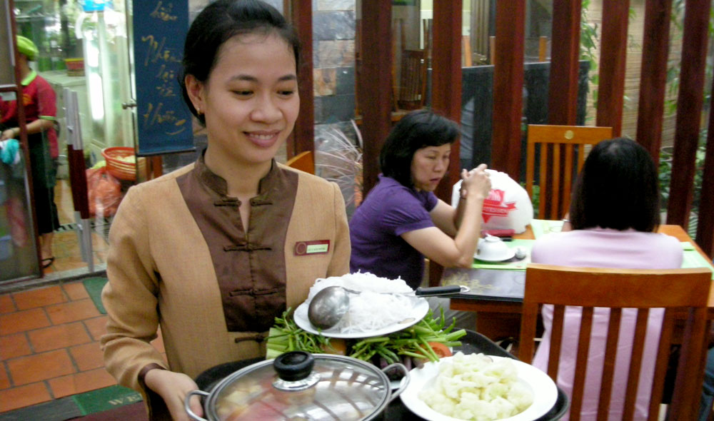 Vietnamese diners more generous than Chinese, Japanese in tipping: survey