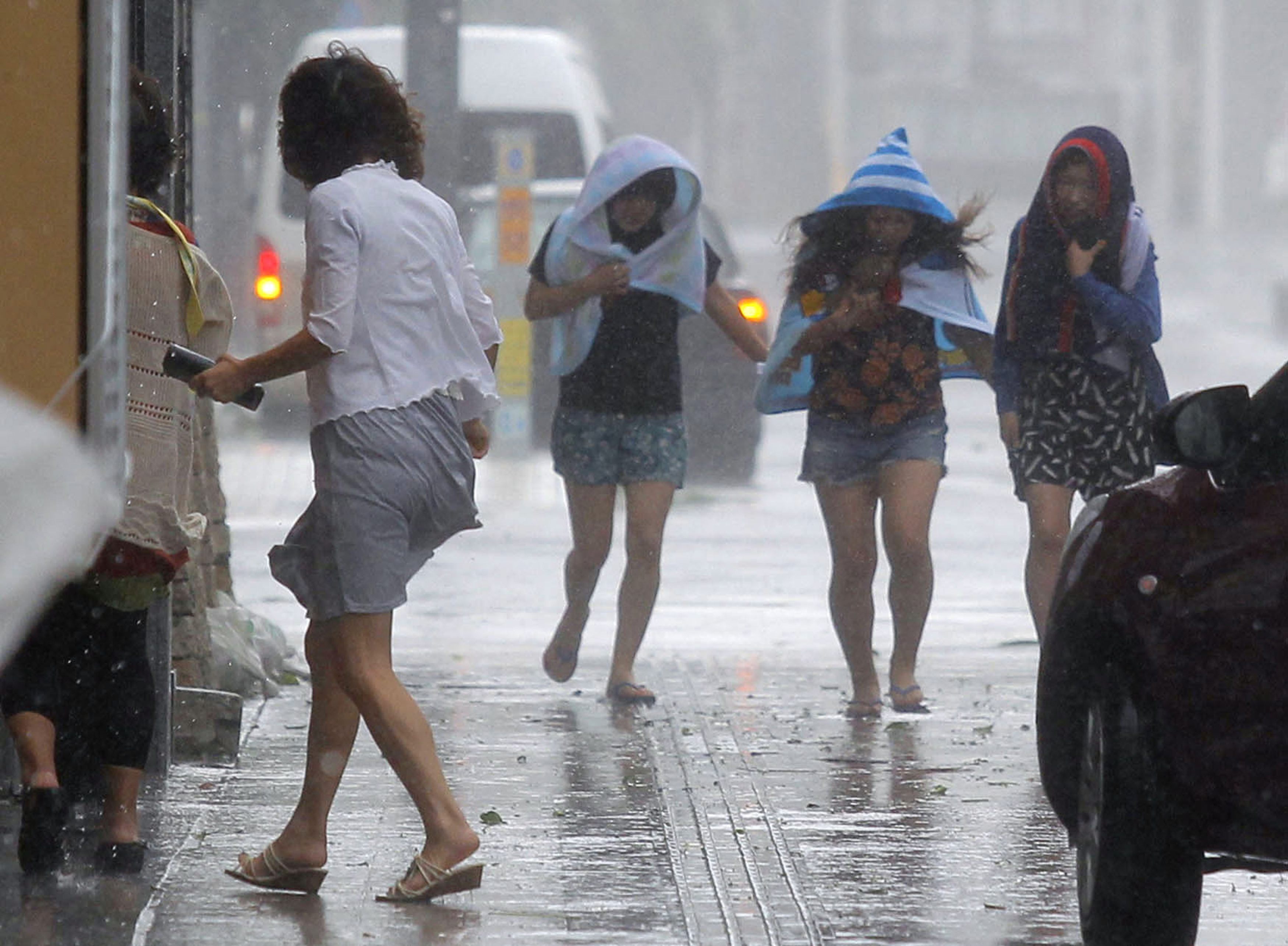 Powerful typhoon Neoguri lashes Japan's Okinawa islands