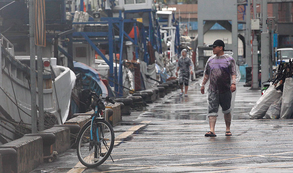 Typhoon Matmo slams into Taiwan, one killed, some damage reported