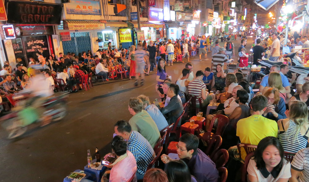 beer vendors in saigon backpacker area resume work after protest against police