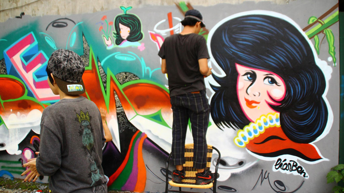 Vietnamese street artist adds colors to life