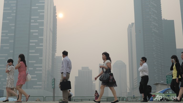 Singapore air pollution slips into unhealthy level | Tuoi Tre News