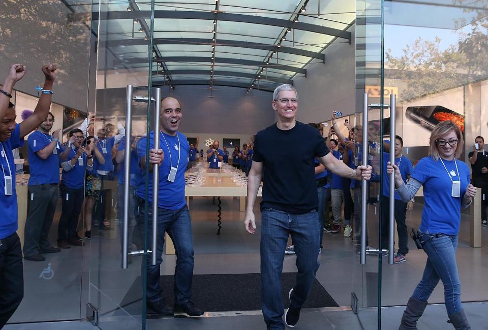Tim Cook puts personal touch on iPhone 6 launch