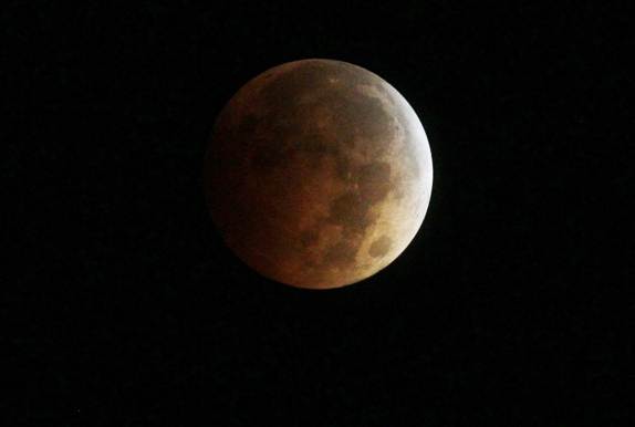 'Blood moon' awes sky watchers in Americas and Asia