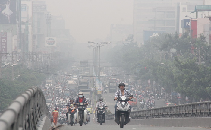 Fog, mixed with air pollutants, covers Saigon for hours