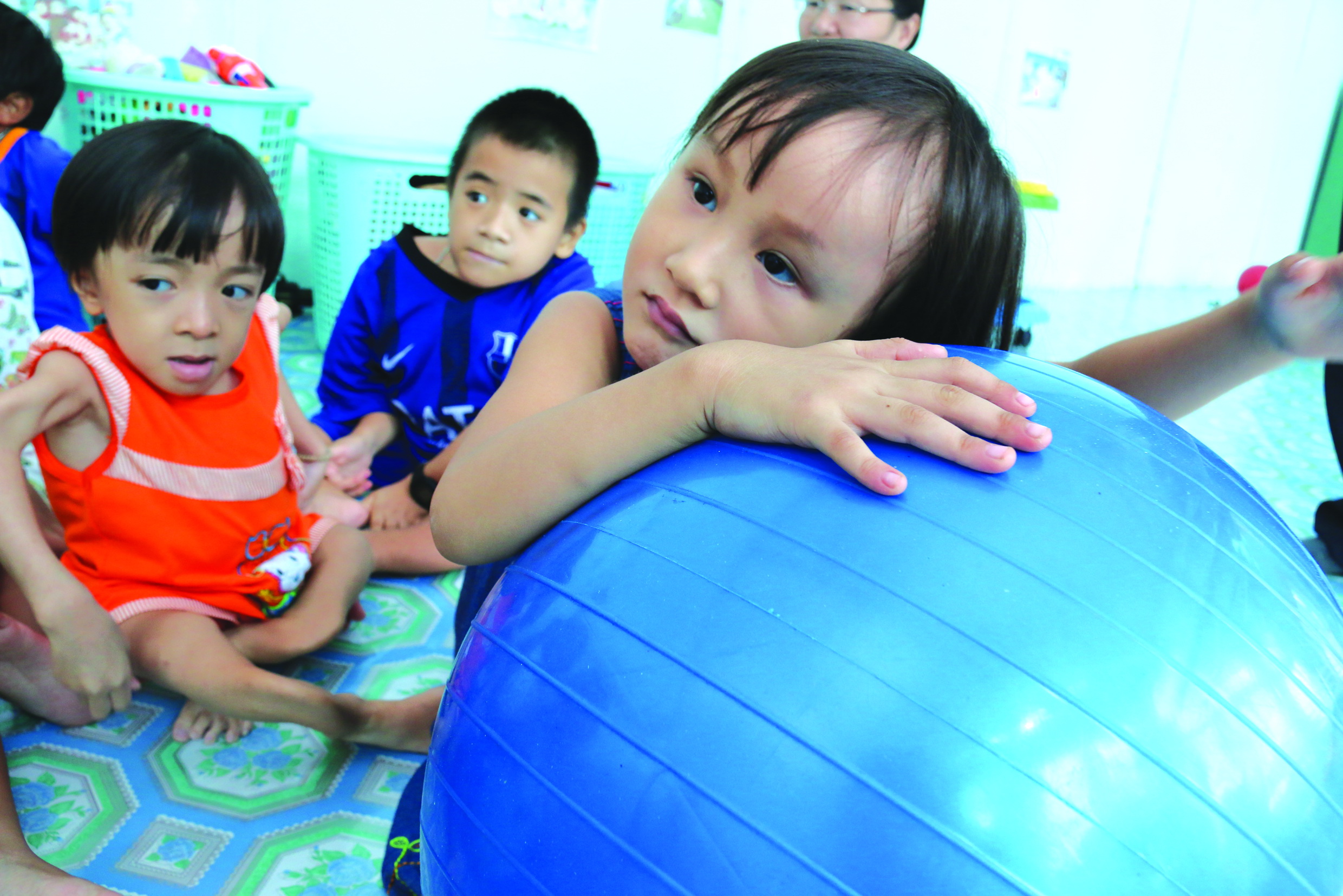 New treatment brings hopes to Vietnam brittle bone child patients (photos)