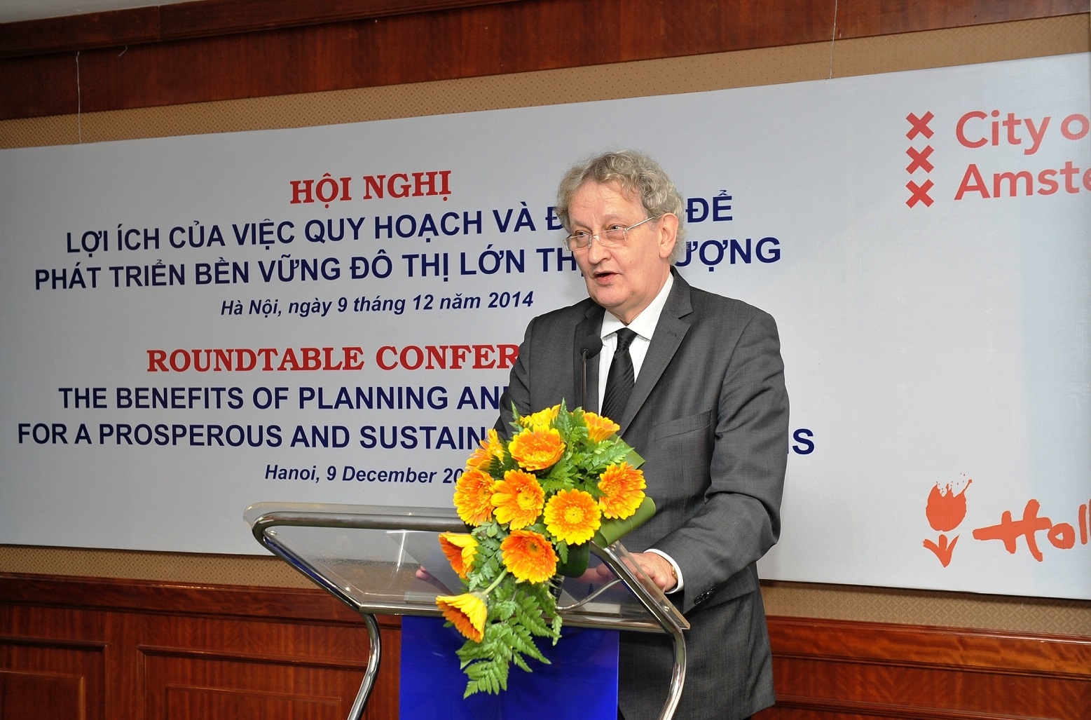 Amsterdam mayor in Hanoi to promote green metropolitan solutions