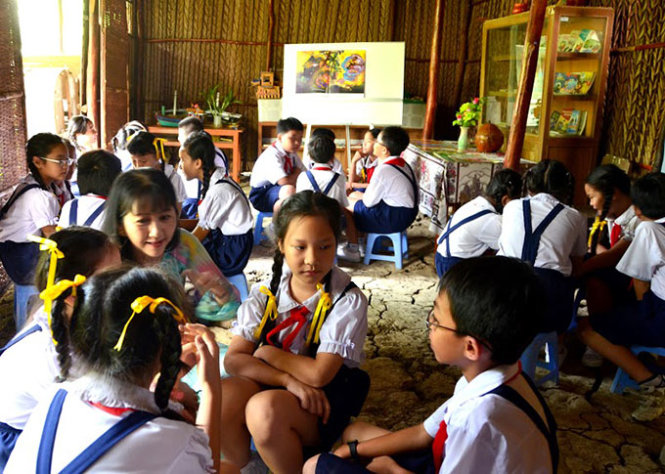 School builds thatched house on campus to teach students Vietnam’s rural life