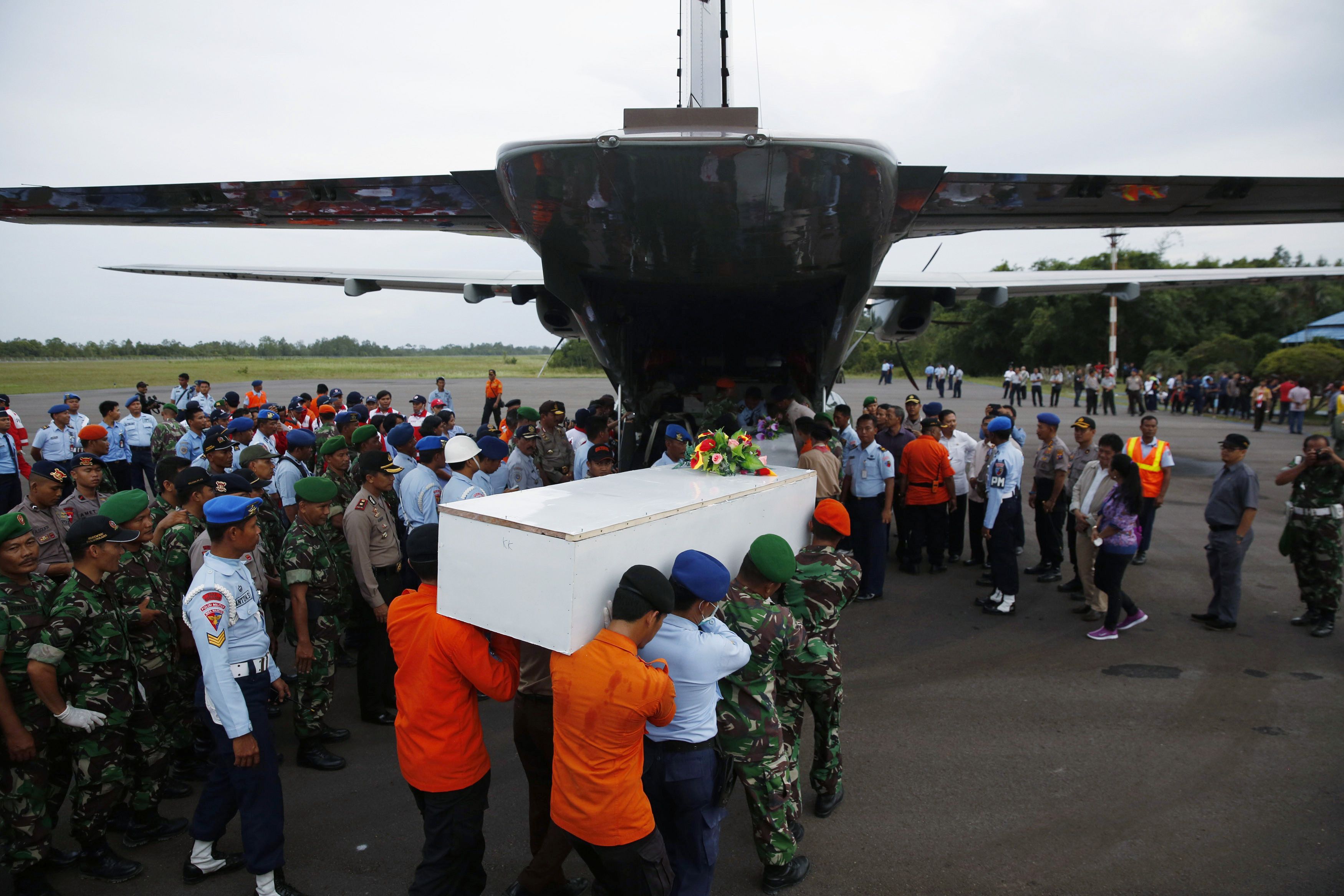 Search crews recover AirAsia bodies