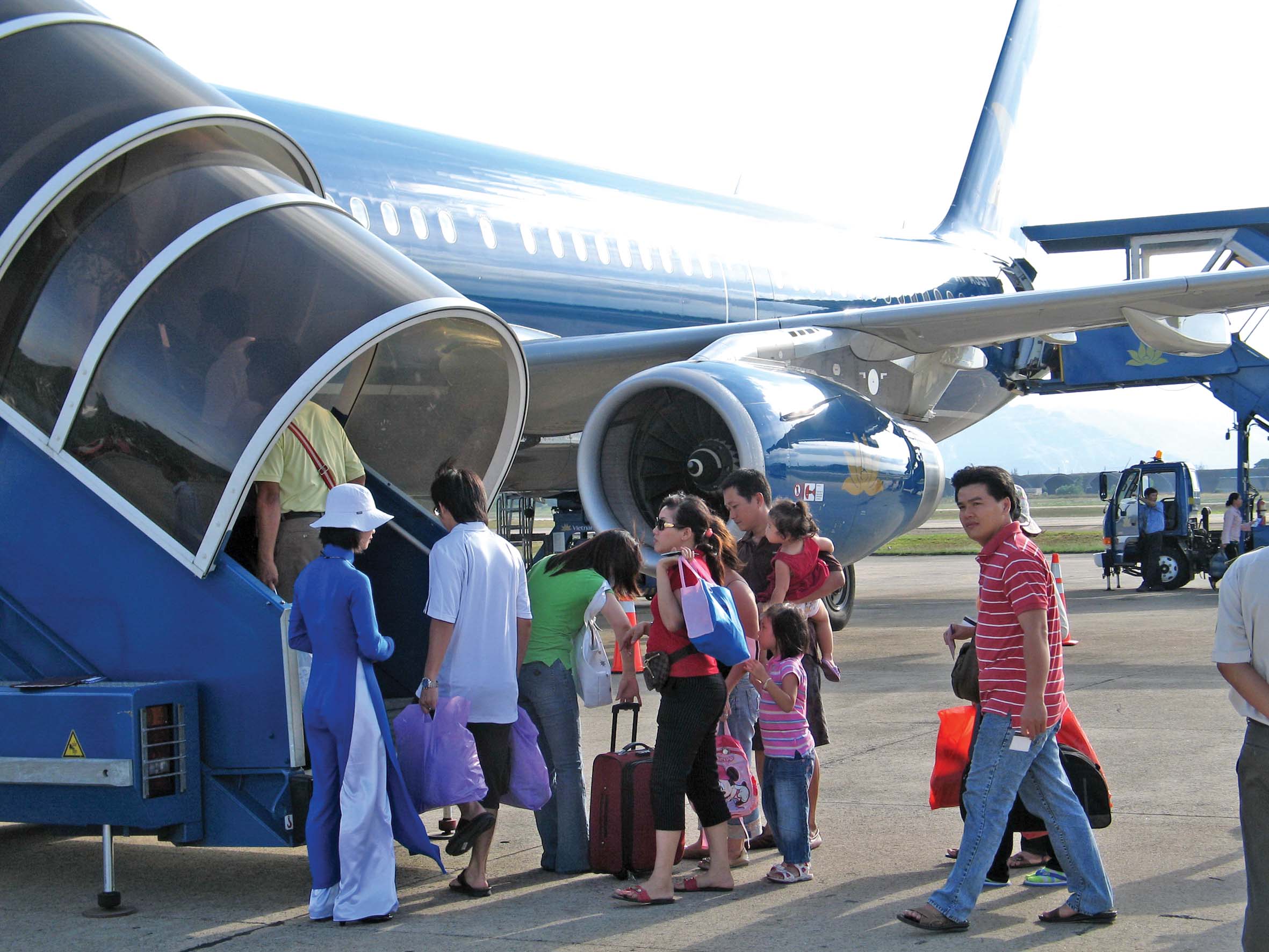 Vietnam Airlines attempts to bar striking local pilots from working for other carriers