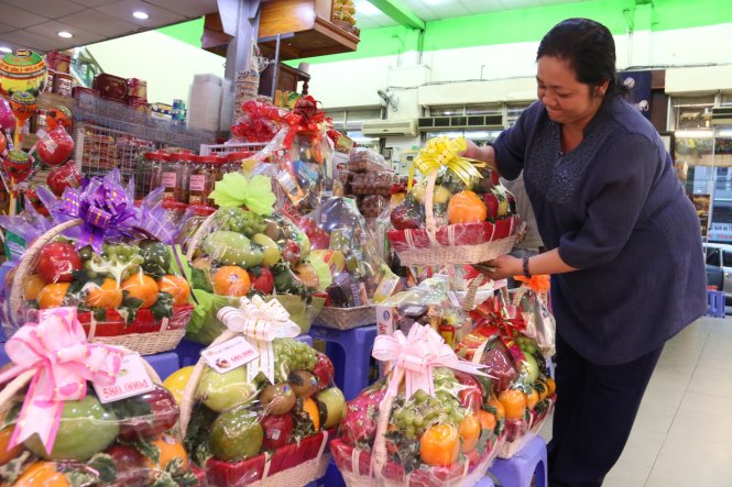 Gift basket market heats up for upcoming Tet in Ho Chi Minh City | Tuoi Tre News