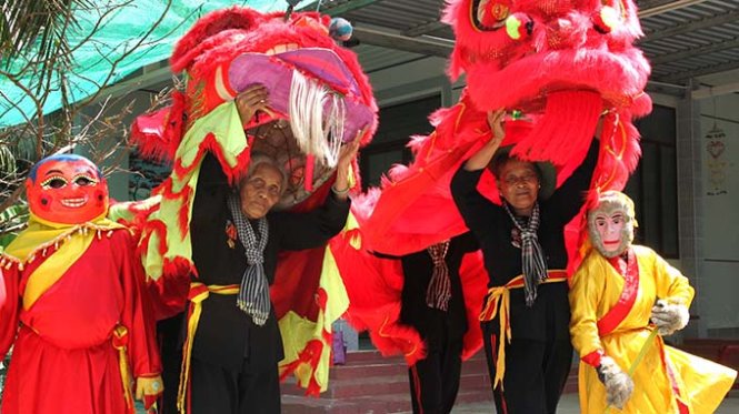 Grannies in southern Vietnam perform lion dances for over 30 years