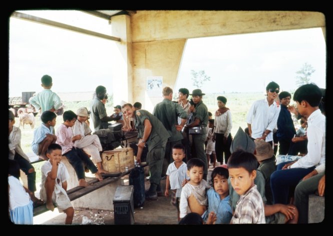 US photographer publishes pictures of Vietnam’s war kids then and now