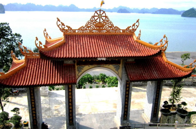 Beholding Buddhist monastery fronting Vietnam’s Ha Long Bay lookalike (photos)