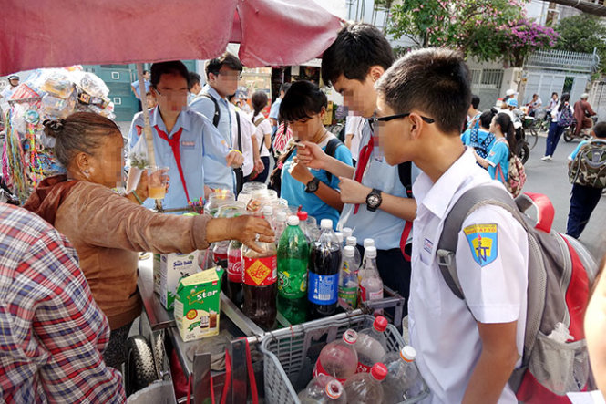 In Vietnam, mobile food stands around schools pose threats to students’ health