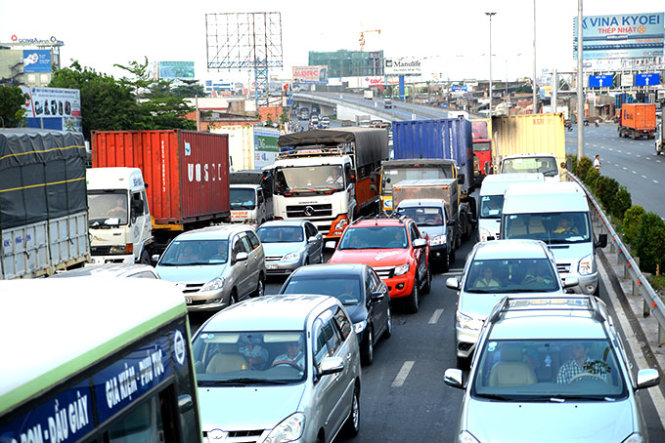 Too many toll stations in Ho Chi Minh City, its neighbors: transport firms