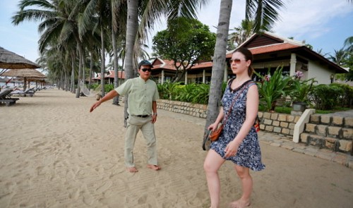 Resort in Nha Trang faces fine for banning tourists, residents from walking on beach