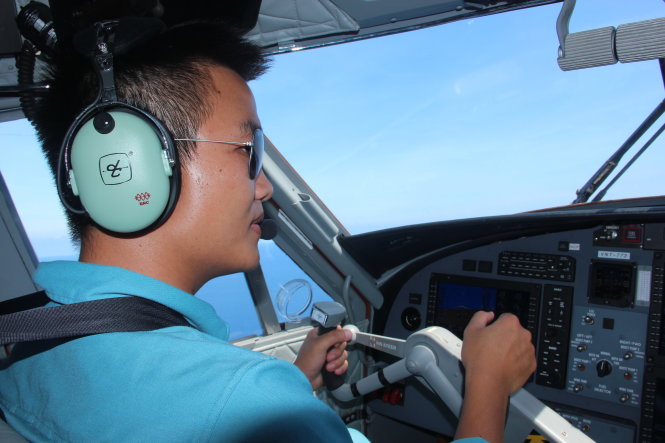 One of the two pilots of the DHC – 6 seaplane belonging to the air force of the Vietnam Navy.