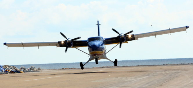 The DHC – 6 seaplane landing on the runway of Truong Sa Lon island.