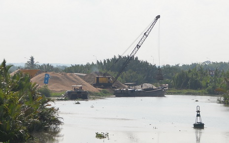 Residents losing land to sand thieves in Ho Chi Minh City (pics)