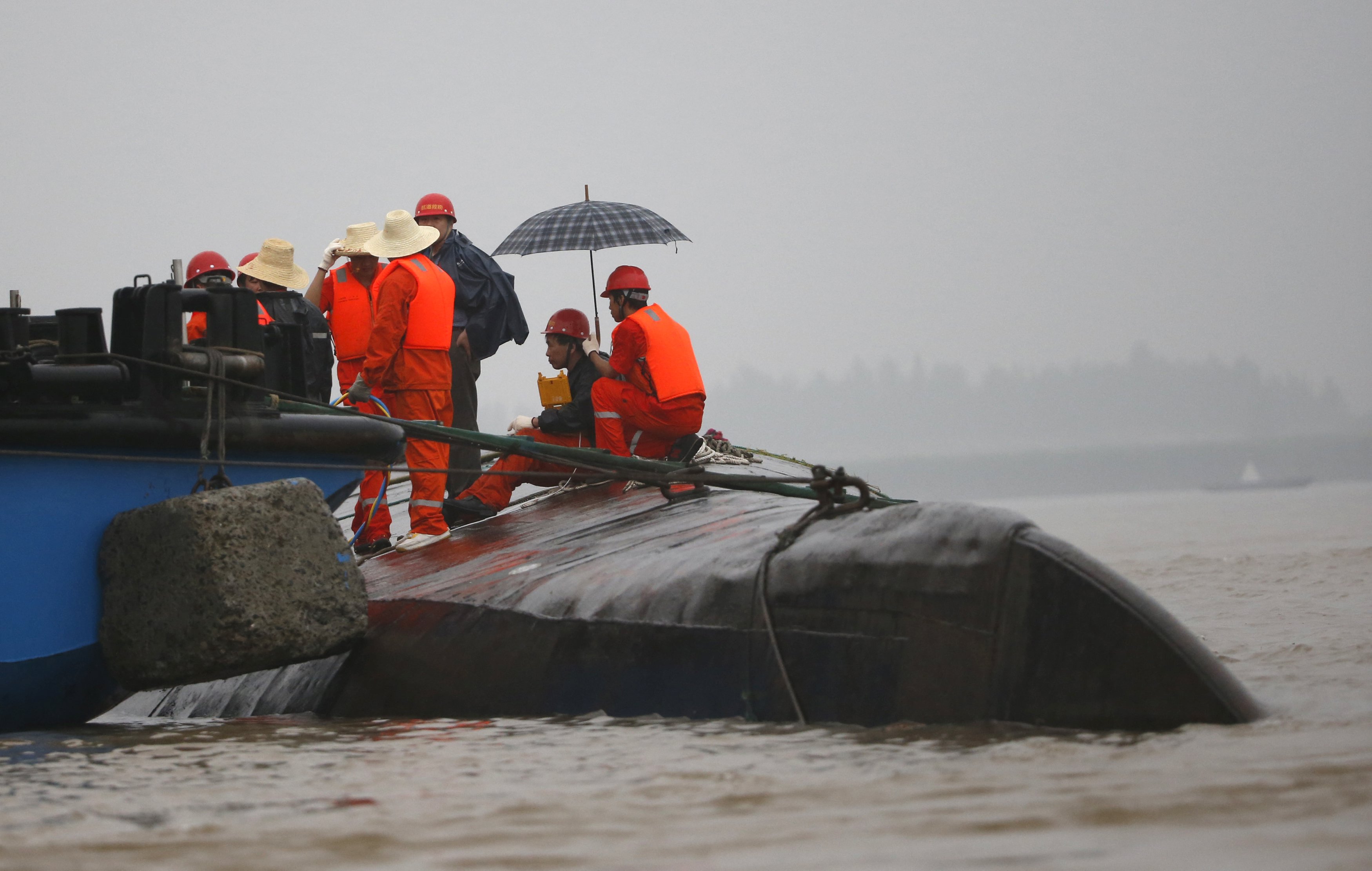 Divers comb capsized China ship for more than 400 missing people