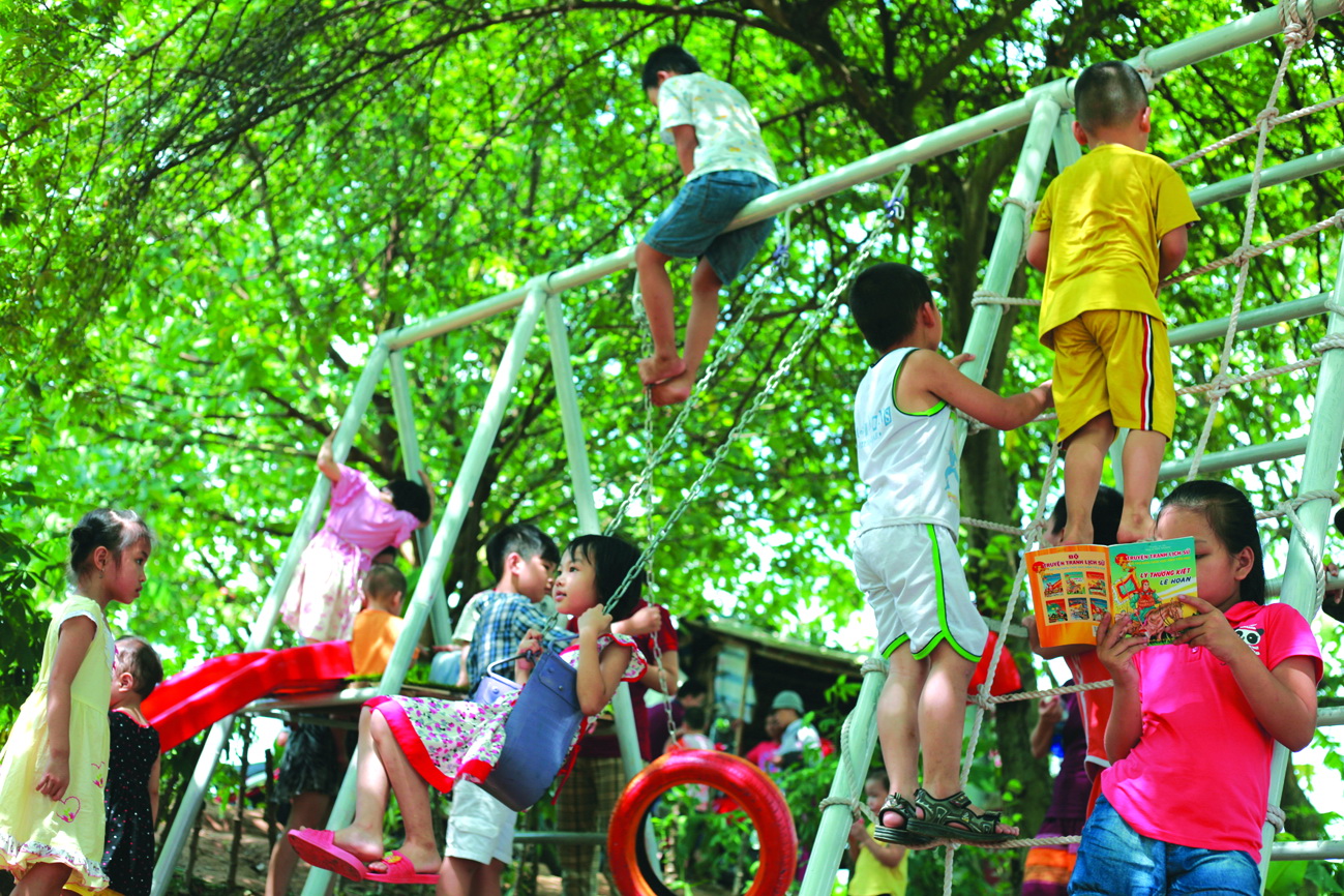 Young Vietnamese build free, low-cost playgrounds for kids from recycled materials