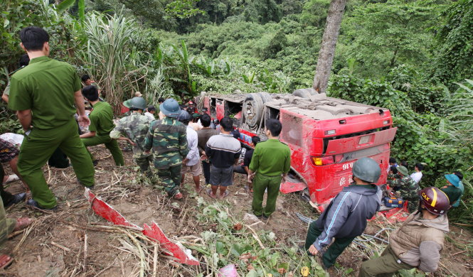 Bus falls into abyss in central Vietnam, killing 1 and injuring 38