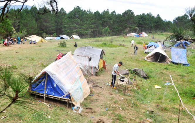 The makeshift tents of households in Lac Duong District’s Lat Commune.