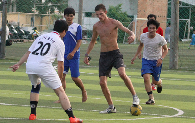 How do expats find places to play sports in Vietnam?