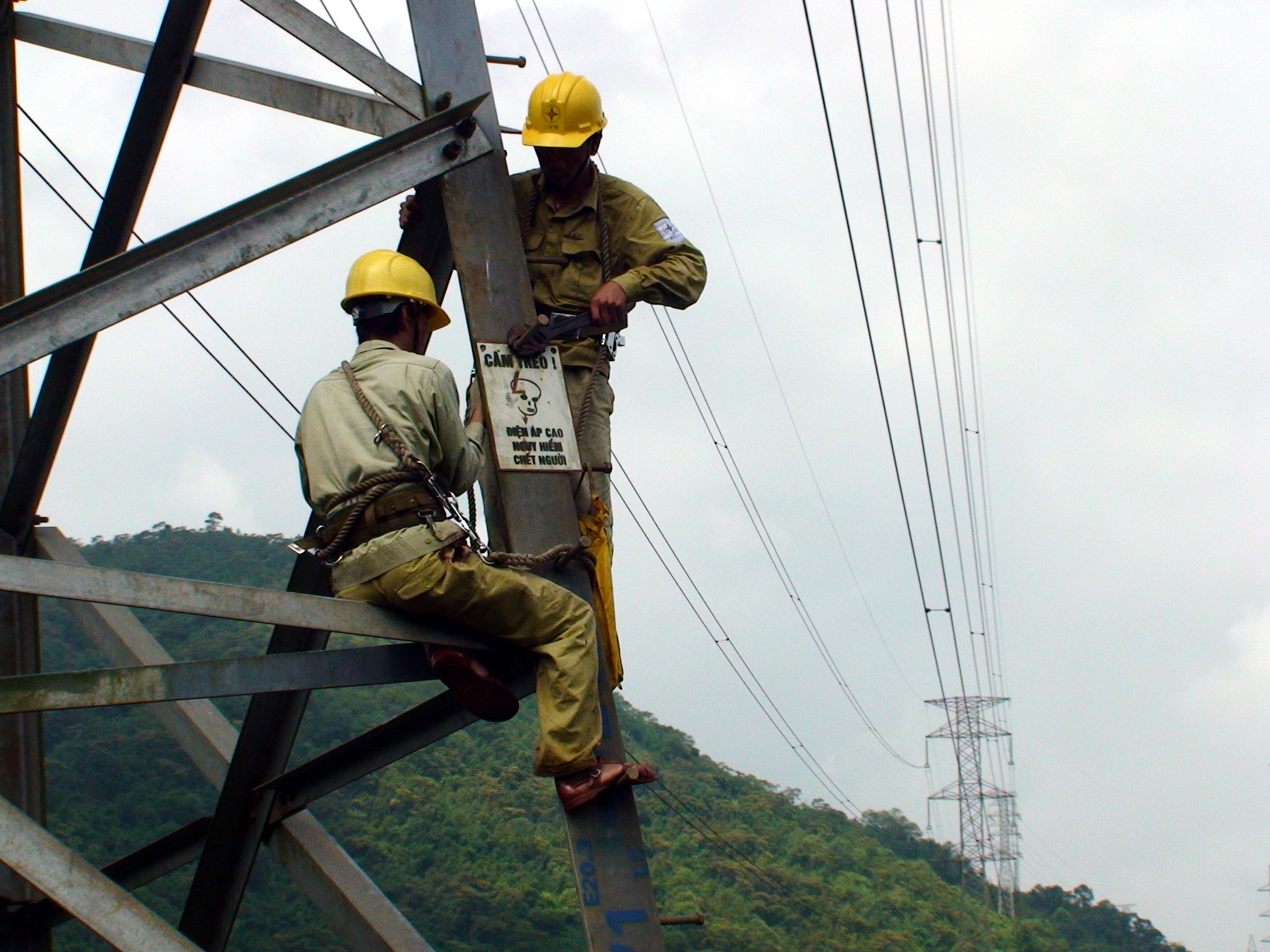 Meet the workers who take care of high voltage electricity poles in ...