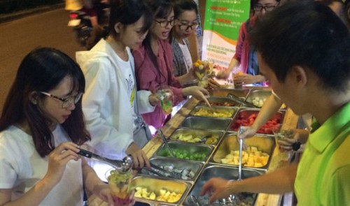 ‘Vietnamese-style’ fruit buffet taken to the streets