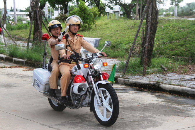 Vietnamese cancer boy realizes dream of being traffic police officer