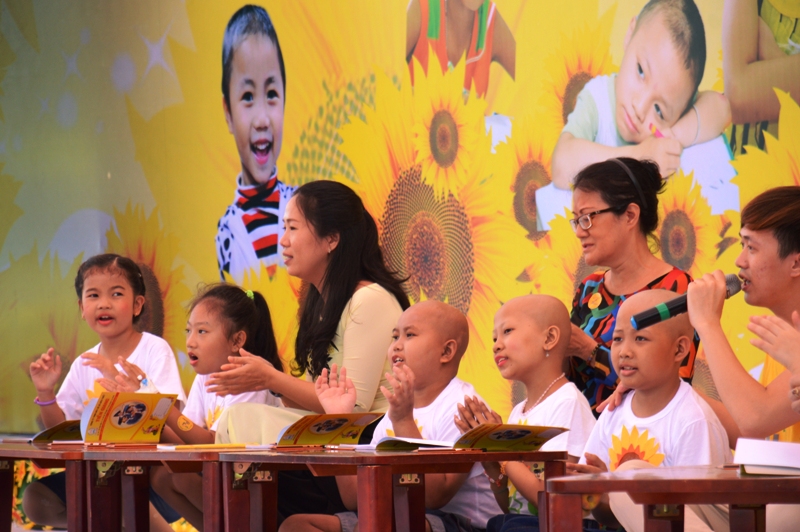 Vietnamese, foreigners show support for cancer children