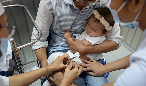 Vietnamese health minister recommends free Korean-made Quinvaxem vaccine amid death controversy