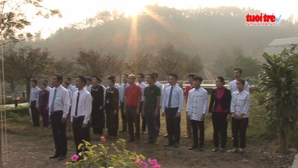Flag salutation ceremony at Ban Gioc Waterfall in Vietnam (video)