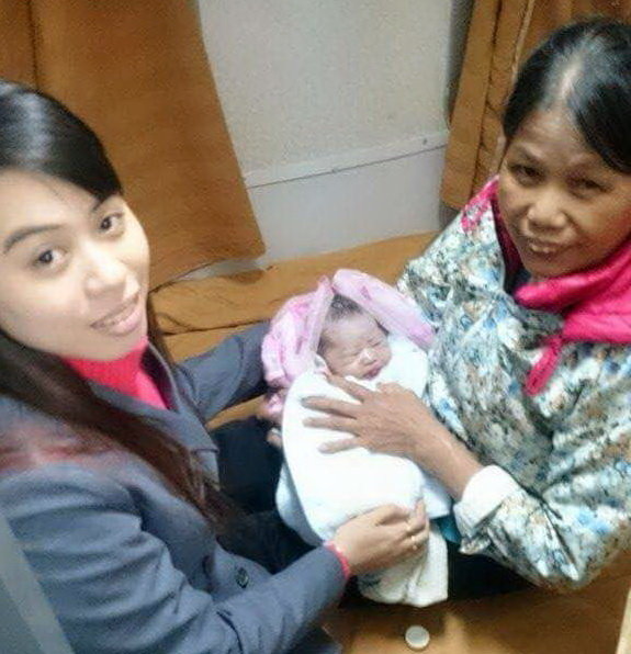 Vietnamese train attendants help woman give birth to baby girl