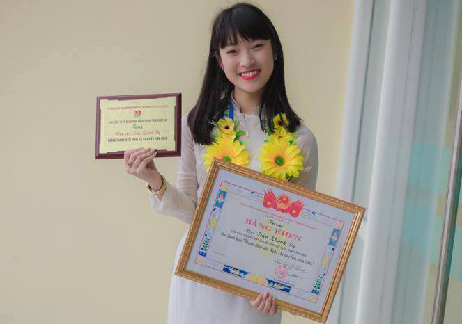 Vietnamese student wows national TV viewers with English fluency