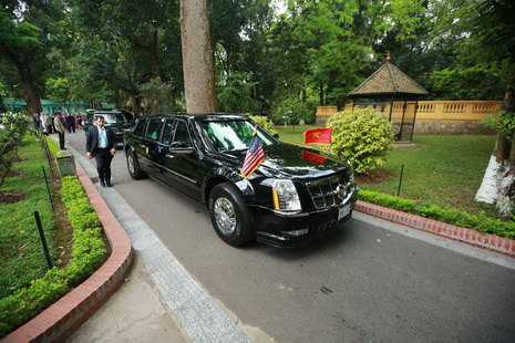 U.S. President Barack Obama leaves the former residence of late Vietnamese President Ho Chi Minh in Ba Dinh District, Hanoi at 12:15 pm on May 23, 2016.