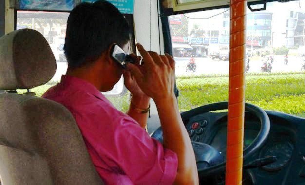 Vietnam to fine drivers using cellphones