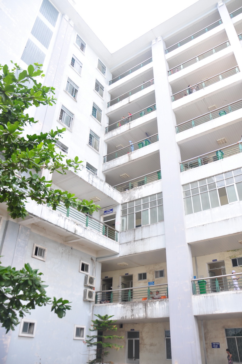 Vietnamese man jumps from sixth floor holding 28-month-old baby