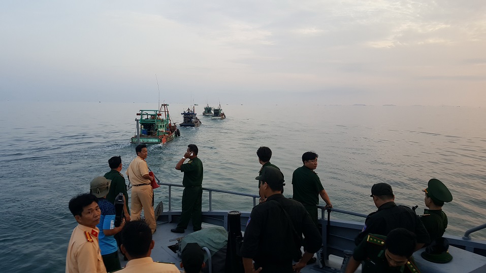 Officers detained by illegal fishermen in southern Vietnam
