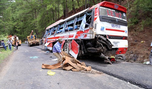 Vietnam road accident nightmare: Bus... Stop!